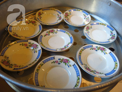 Chuẩn bị đổ bánh: Bạn dùng xửng hấp lớn để làm thì thời gian nhanh hơn. Dùng bình trà, hoặc cup đong nước, hay mâýđồ dùngcó phễu nhỏ, khuấy bột đều lên rôìcho vào bình.