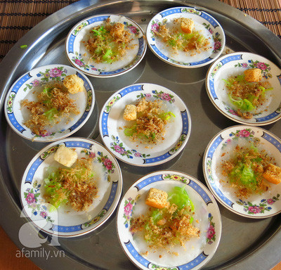 Bánh chín lấy ra đặt lên bàn, cho tỏi tây phi dầu, bánh mì chiên, ruốc nấm vào và chan nước tương vô thưởng thức thôi. Đảm bảo bữa chay của chay của bạn sẽ rất thú vị.