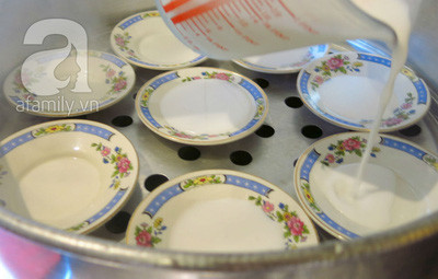 Khi nước ở xửng sôi, các bạn bỏ chén vào, chờ chén nóng thì bắt đầu cầm bình chế bột vào, chế mỏng thì tốt hơn và hấp nhanh hơn đổ dày.