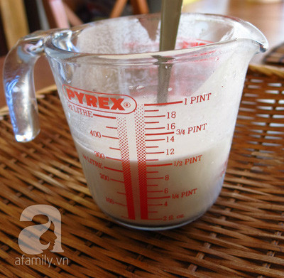 Hòa bột: cứ 1 chén bột là 1 chén rưỡi nước vì vậy trong phần chuẩn bị bột là 2 chén nên chúng ta cho 3 chén nước ấm vào hòa chung với bột, để cho bột nghỉ và nở.