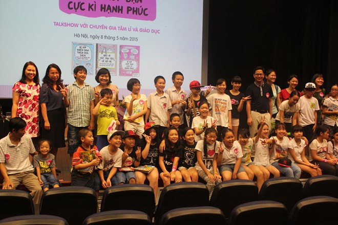 Cuối buổi lễ là phần chụp ảnh lưu niệm giữa học sinh Trường tiểu học Thực Nghiệm, phụ huynh cùng các chuyên gia tham dự tọa đàm