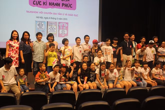 Cuối buổi lễ là phần chụp ảnh lưu niệm giữa học sinh Trường tiểu học Thực Nghiệm, phụ huynh cùng các chuyên gia tham dự tọa đàm