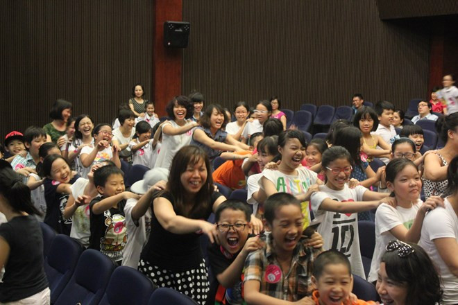 Các vị phụ huynh và các em học sinh cùng tham gia một hoạt động thư giãn