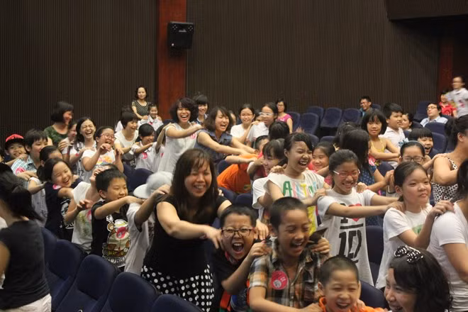 Các vị phụ huynh và các em học sinh cùng tham gia một hoạt động thư giãn