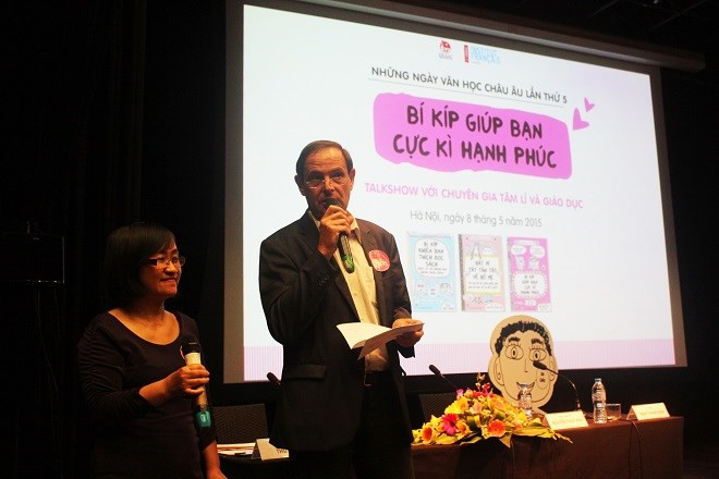 Đại diện của Trung tâm văn hóa Pháp L" Espace phát biểu mở đầu chương trình