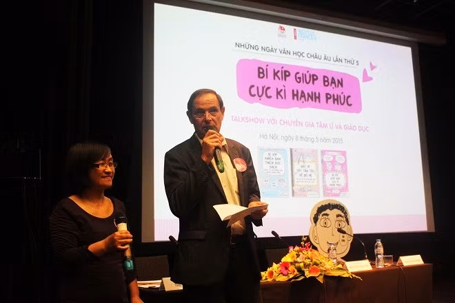 Đại diện của Trung tâm văn hóa Pháp L" Espace phát biểu mở đầu chương trình