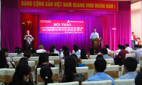 Cùng nỗ lực xóa bỏ rào cản ngôn ngữ cho học sinh dân tộc thiểu số