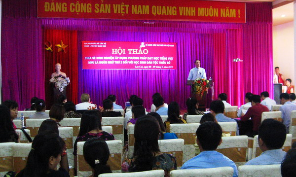 Cùng nỗ lực xóa bỏ rào cản ngôn ngữ cho học sinh dân tộc thiểu số