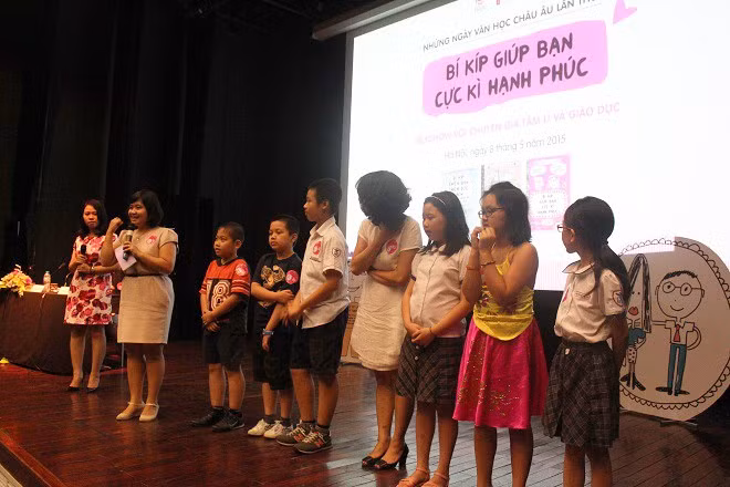 Các em được tham gia những trò chơi giúp tăng khả năng bộc lộ cảm xúc