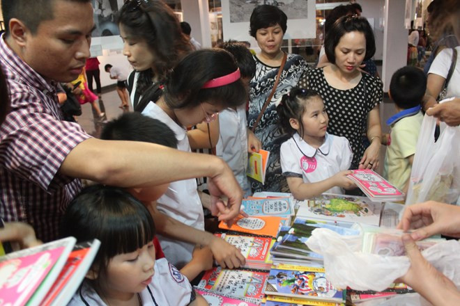 Ở bên ngoài hội trường, các cuốn sách được đông đảo phụ huynh tìm mua cho con em mình
