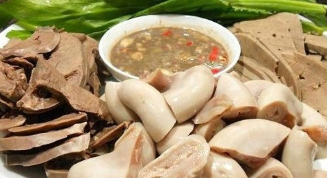 Mẹo chọn và luộc lòng lợn cực chuẩn mẹ nào cũng nên biết