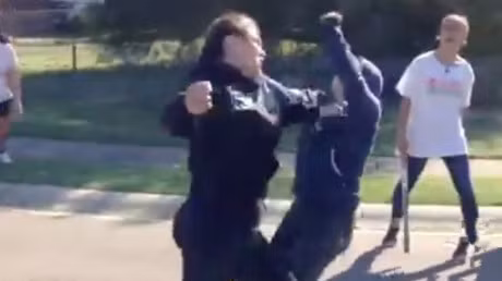 Nhung vu nu sinh danh nhau gay chan dong tren the gioi - Anh 6