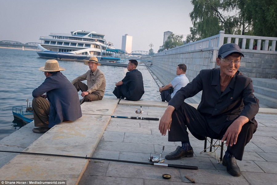 Câu cá bên bờ sông Taedong