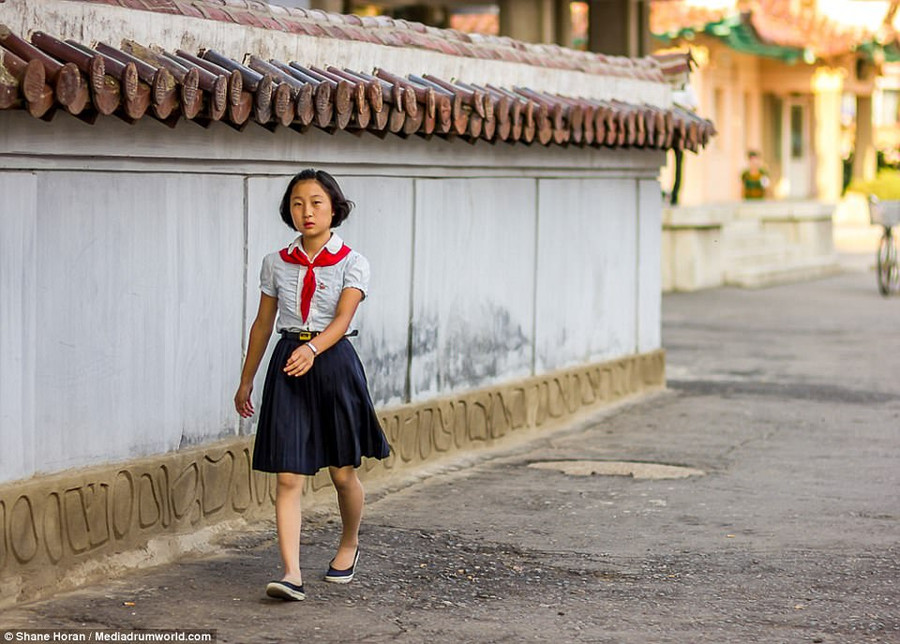 Một cô gái trẻ đi trên con phố của thành phố Sariwon, thuộc tỉnh Bắc Hwanghae của Triều Tiên.