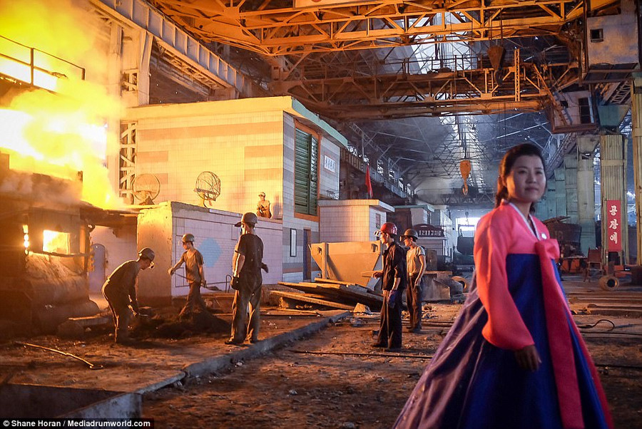 Một hướng dẫn viên du lịch địa phương trong trang phục truyền thống trong một nhà máy