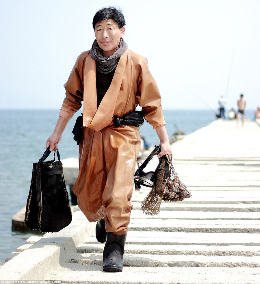 Một thợ lặn đi trên bãi biển Wonsan