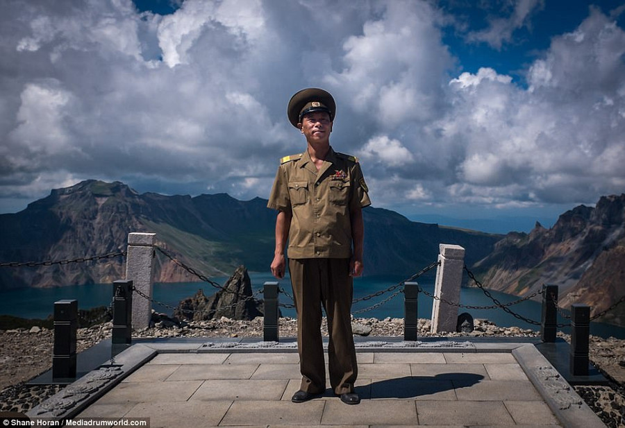 Một sĩ quan quân đội đứng trước núi Paektu. Khu vực này được xem là rất linh thiêng vì ông Kim Jong Il đã sinh ra tại chân núi.