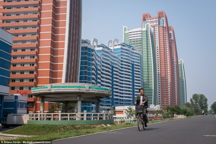 Một người đi xe đạp trên "Phố Khoa học" mới xây dựng