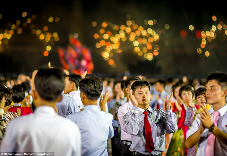 Hình ảnh những sinh viên nhảy múa trong ngày giải phóng