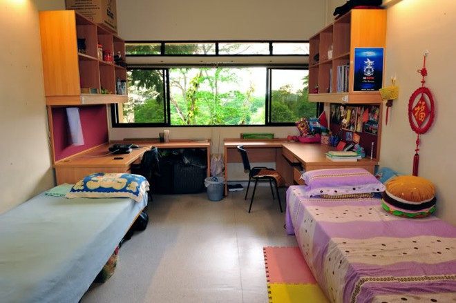 Ký túc xá được thiết kế theo kiểu căn hộ. Tất cả các sinh viên đều có phòng riêng để thuận tiện cho việc học tập và nghiên cứu. Khu ký túc còn có phòng hội thảo, giảng đường, phòng đọc, phòng truyền hình, phòng tập thể dục, bóng rổ và quần vợt, đường chạy bộ, một trạm tập thể dục, siêu thị mini, 4 cửa hàng thực phẩm và các cửa hàng dịch vụ khác. Khám phá đại học số 1 Châu Á