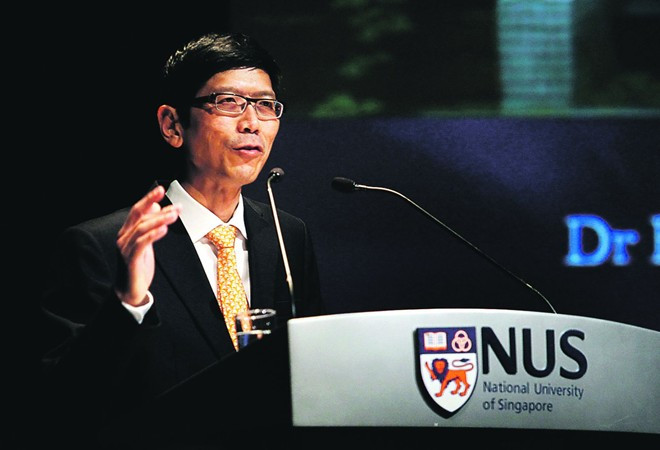 Giáo sư Tan Chorh Chuan, Hiệu trưởng Đại học Quốc gia Singapore, nhấn mạnh, trường đạt vị trí cao trên các bảng xếp hạng nhờ chính sách hỗ trợ tích cực từ chính phủ, cũng như cam kết của các giảng viên, nhân viên và sinh viên nhà trường về một chất lượng giáo dục hàng đầu. Ông Tan là cựu sinh viên NUS, giảng viên Khoa Y trước khi nhậm chức Hiệu trưởng vào ngày 1/12/2008. Khám phá đại học số 1 Châu Á