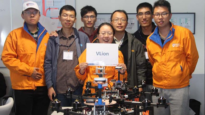 Đội khoa học trẻ của Đại học Quốc gia Singapore tham dự cuộc thi Micro Air Vehicle được tổ chức tại Đức. Tác phẩm dự thi của họ là máy bay không người lái có khả năng chịu gió mạnh và mưa. NUS chú trọng phát triển ngành khoa học và tạo điều kiện thuận lợi để sinh viên trau dồi, phát huy tài năng. Khám phá đại học số 1 Châu Á