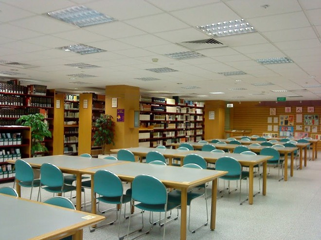 NUS có 7 thư viện với hơn 1,5 triệu đầu sách độc đáo về kiến trúc, xây dựng và bất động sản, kinh doanh, nha khoa, kỹ thuật, khoa học máy tính, khoa học nhân văn và khoa học xã hội, pháp luật, y học, âm nhạc, điều dưỡng và khoa học. Chúng phục vụ nhu cầu học tập, nghiên cứu của sinh viên, giảng viên, các nhà nghiên cứu từ NUS hoặc các trường trực thuộc. Khám phá đại học số 1 Châu Á