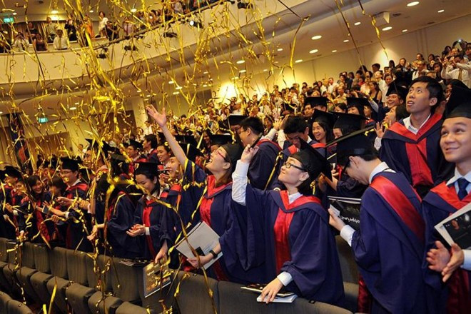 Sinh viên tham dự lễ tốt nghiệp năm 2011. Đối với nhiều người, học tập tại ngôi trường này là niềm vinh dự lớn không chỉ vì vị trí của nó trên bảng xếp hạng, mà còn bởi những đóng góp của trường vào thành công trong tương lai của họ. Ngoài ra, danh tiếng của NUS được tạo nên từ tên tuổi của những cựu sinh viên nổi bật. Trường từng đào tạo 4 thủ tướng và chủ tịch Singapore, hai thủ tướng Malaysia cùng các chính trị gia, doanh nhân và nhà giáo dục nổi tiếng khác. Cố Thủ tướng Lý Quang Diệu từng là sinh viên Đại học Raffles, một trong những tiền thân của NUS. Khám phá đại học số 1 Châu Á