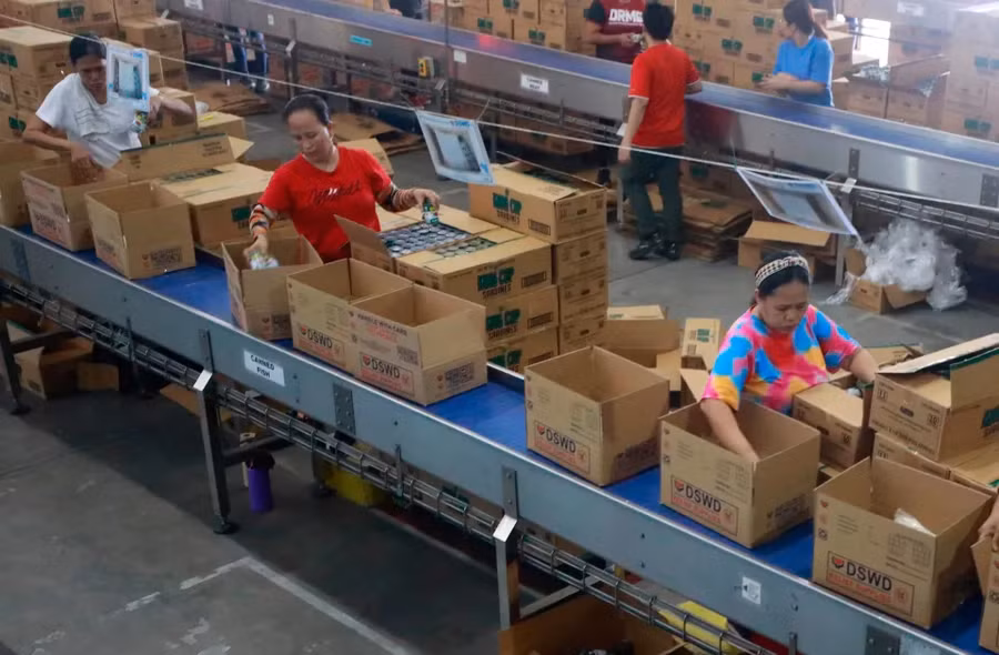 Mọi người chuẩn bị cho những ảnh hưởng có thể xảy ra của cơn bão Mawar (EPA)