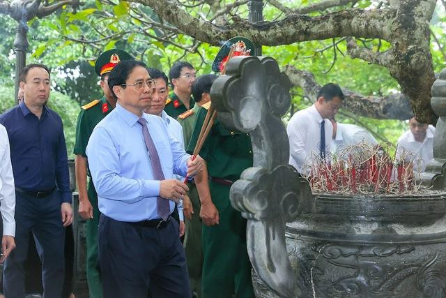 Thủ tướng và đoàn công tác cũng tới thăm, dâng hương tưởng nhớ các anh hùng liệt sĩ tại Khu di tích Lịch sử quốc gia Căng và đồn Nghĩa Lộ - Ảnh: VGP/Nhật Bắc Thủ tướng và đoàn công tác cũng tới thăm, dâng hương tưởng nhớ các anh hùng liệt sĩ tại Khu di tích Lịch sử quốc gia Căng và đồn Nghĩa Lộ - Ảnh: VGP/Nhật Bắc