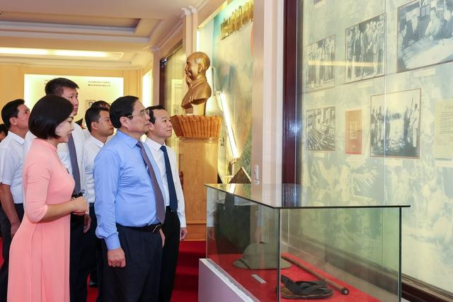 Thủ tướng tới thăm nơi trưng bày những hình ảnh về Bác Hồ tại Khu tưởng niệm Chủ tịch Hồ Chí Minh ở thị xã Nghĩa Lộ -Ảnh: VGP/Nhật Bắc Thủ tướng tới thăm nơi trưng bày những hình ảnh về Bác Hồ tại Khu tưởng niệm Chủ tịch Hồ Chí Minh ở thị xã Nghĩa Lộ -Ảnh: VGP/Nhật Bắc