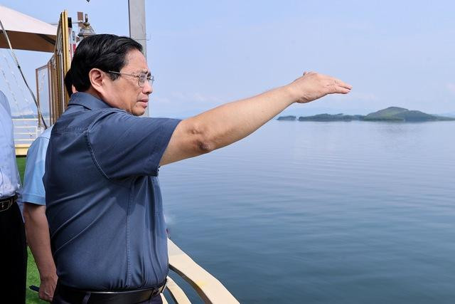 Sáng 24/9, Thủ tướng Phạm Minh Chính đã có chuyến khảo sát khu du lịch hồ Thác Bà - Ảnh: VGP/Nhật Bắc Sáng 24/9, Thủ tướng Phạm Minh Chính đã có chuyến khảo sát khu du lịch hồ Thác Bà - Ảnh: VGP/Nhật Bắc