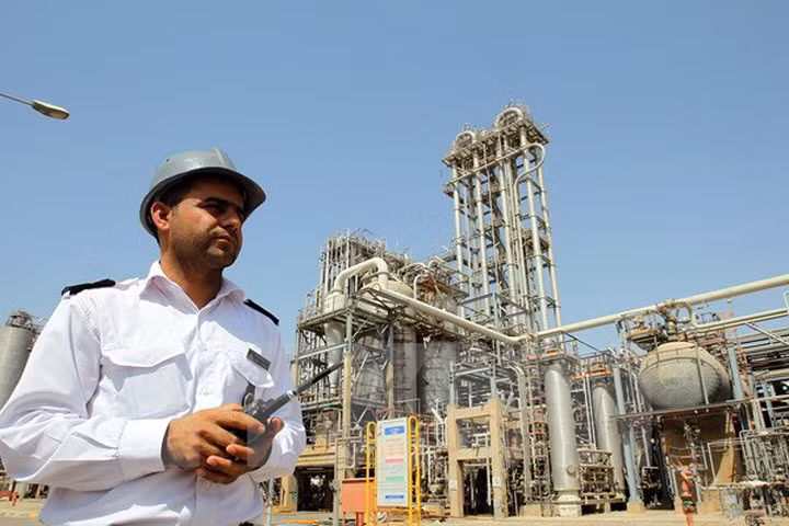 Vì sao Iran muốn thanh toán tiền bán dầu bằng đồng euro?