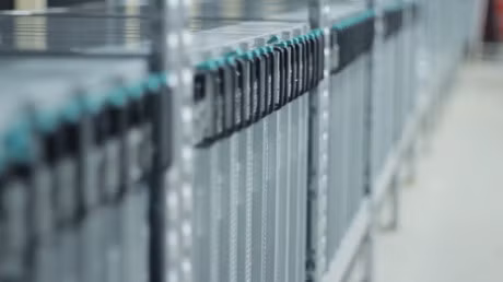 Ben trong mot trung tam du lieu chuyen dao tien bitcoin o Iceland - Anh 6