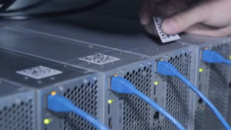 Ben trong mot trung tam du lieu chuyen dao tien bitcoin o Iceland - Anh 7