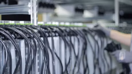 Ben trong mot trung tam du lieu chuyen dao tien bitcoin o Iceland - Anh 8