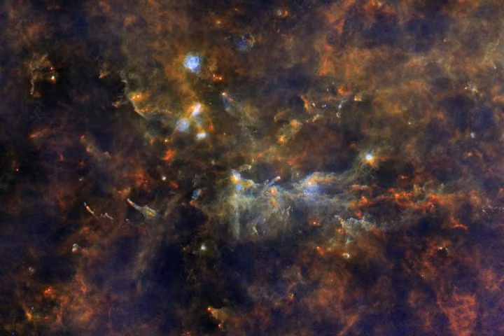 Kính thiên văn vũ trụ Herschel tìm thấy nhóm sao cách chúng ta 8000 năm ánh sáng