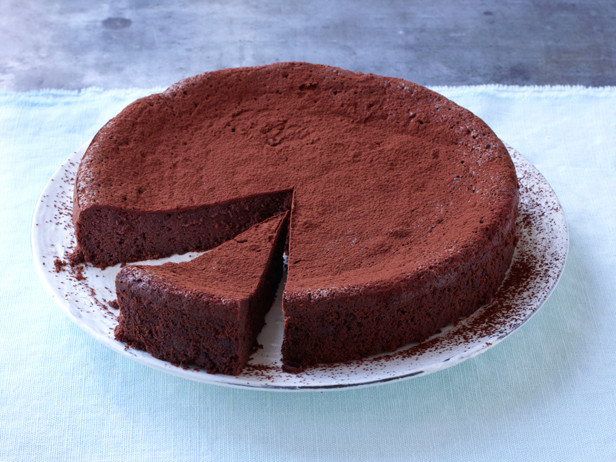 Bánh torte vị chocolate dễ nhất quả đất chỉ với 3 nguyên liệu - Ảnh 8. Bánh torte vị chocolate dễ nhất quả đất chỉ với 3 nguyên liệu - Ảnh 8.