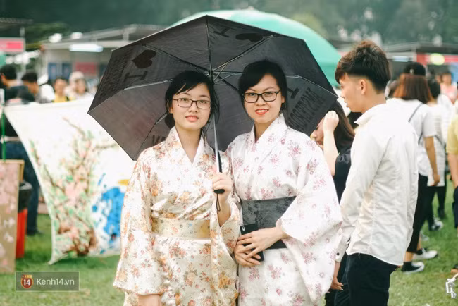 Cuối tuần này, các bạn trẻ Hà Nội lại rủ nhau tới Lễ hội hoa anh đào - Ảnh 1.