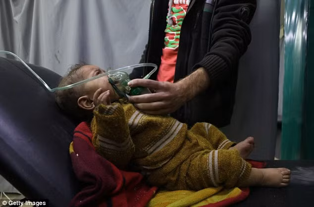 Một em bé được cấp cứu ở Syria