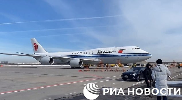 Ông Tập hạ cánh xuống sân bay Vnukovo trước cuộc gặp với ông Putin.