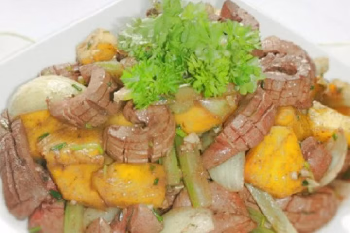 Cật heo xào dứa hành ngon và lạ miệng cho bữa cơm ngày lễ