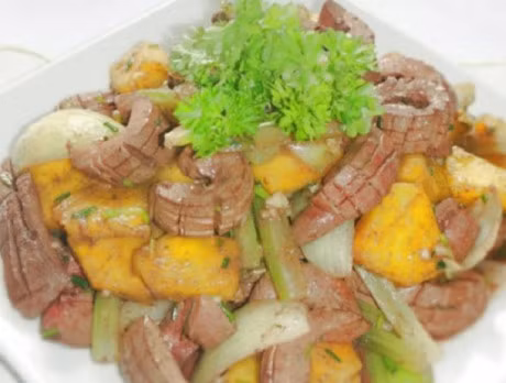 Cat heo xao dua hanh ngon va la mieng cho bua com ngay le - Anh 1