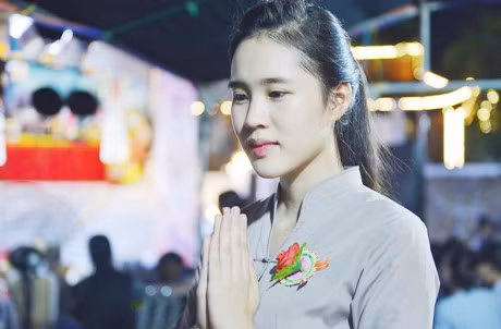 Vi sao Vu Lan lai cai ao nhung bong hong mau do va trang? - Anh 1