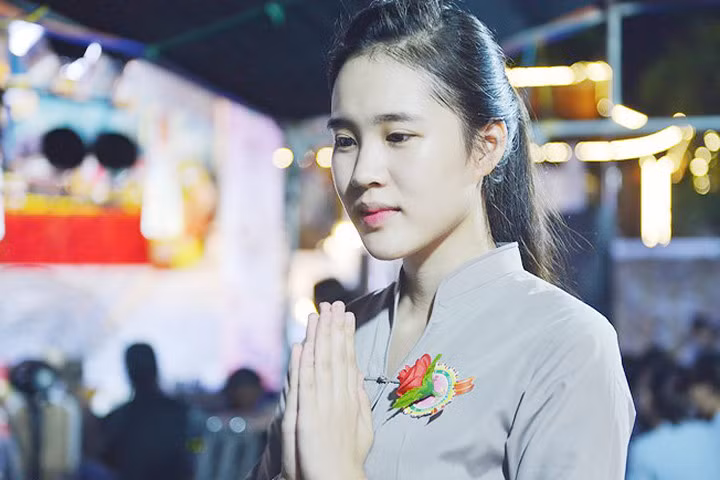 Vì sao Vu Lan lại cài áo những bông hồng màu đỏ và trắng?