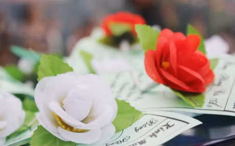 Vi sao Vu Lan lai cai ao nhung bong hong mau do va trang? - Anh 3