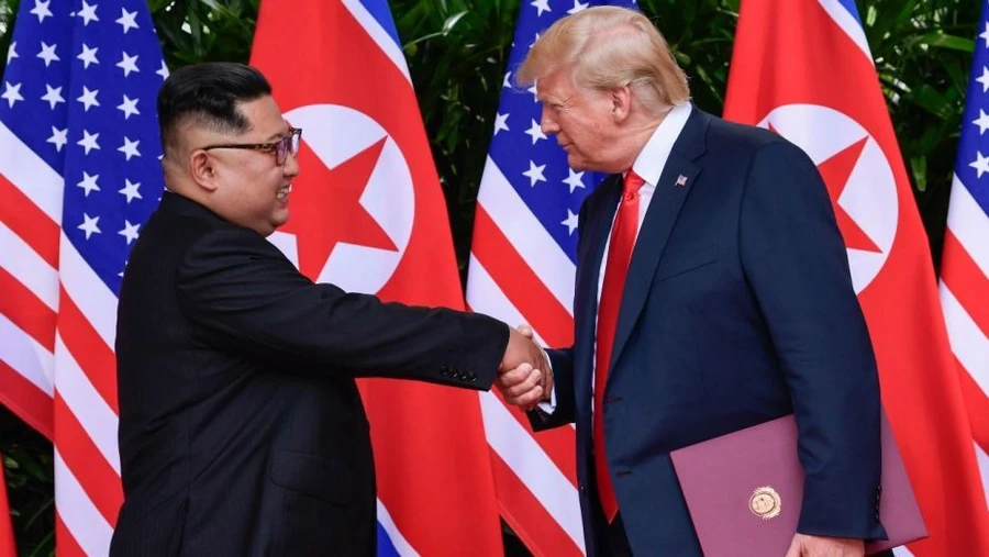 Chủ tịch Kim Jong-un và Tổng thống Donald Trump (phải) tại thượng đỉnh ở Singapore