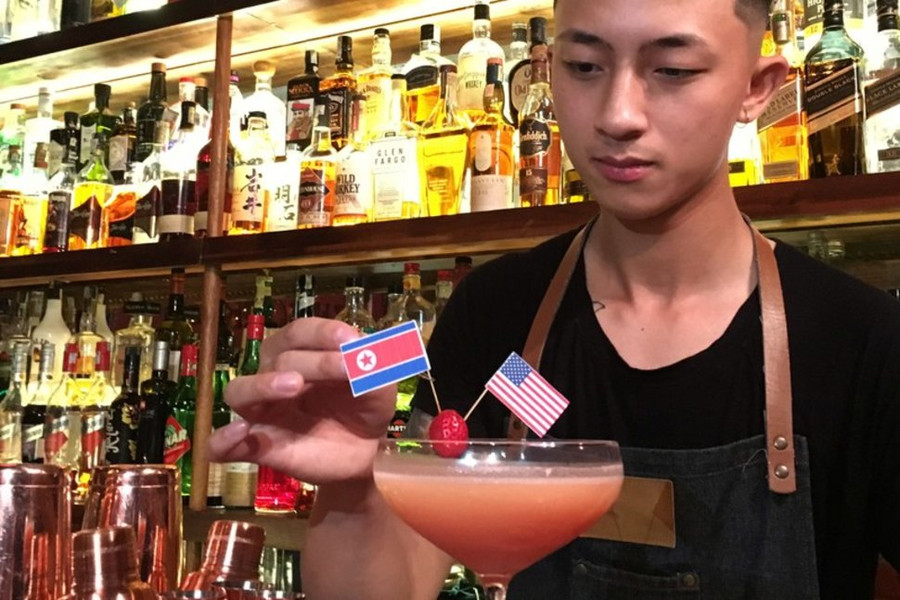 Một nhân viên quán bar ở Hà Nội đang làm một ly cocktail chào mừng thượng đỉnh Trump Kim. (Ảnh: Reuters) Một nhân viên quán bar ở Hà Nội đang làm một ly cocktail chào mừng thượng đỉnh Trump Kim. (Ảnh: Reuters)