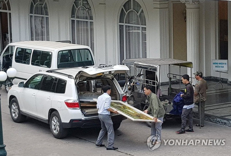 Những công nhân đang mang những bức ảnh tới nhà khách chính phủ ở Hà Nội 8 ngày trước khi diễn ra thượng đỉnh. (Ảnh: Yonhap) Những công nhân đang mang những bức ảnh tới nhà khách chính phủ ở Hà Nội 8 ngày trước khi diễn ra thượng đỉnh. (Ảnh: Yonhap)