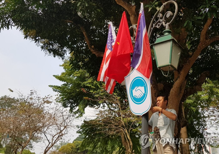 Một công nhân đang treo quốc kỳ 3 nước Mỹ - Việt Nam - Triều Tiên tại gần nhà khách chính phủ ở Hà Nội. (Ảnh: Yonhap) Một công nhân đang treo quốc kỳ 3 nước Mỹ - Việt Nam - Triều Tiên tại gần nhà khách chính phủ ở Hà Nội. (Ảnh: Yonhap)